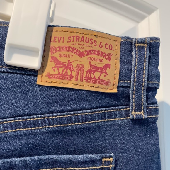 Levi’s Vintage Medium Dark Wash Mid Rise Stretch Cuff Jean Shorts in Size 30 - Picture 2 of 6